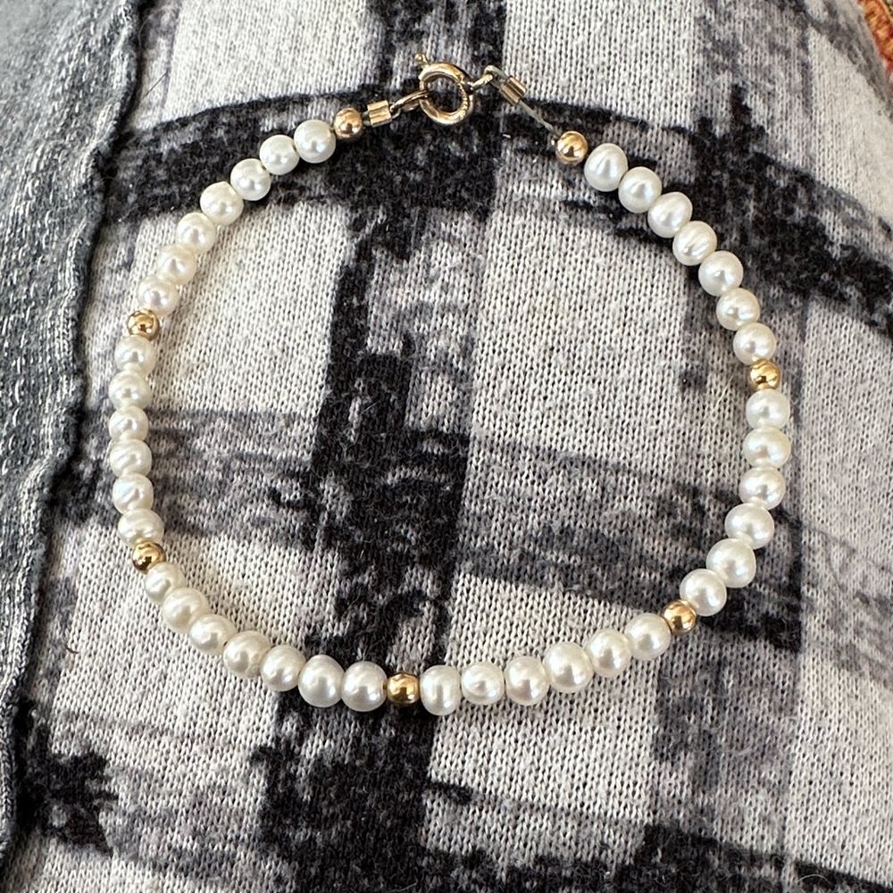 Elegant Faux Pearl and Gold Tone Beaded Bracelet